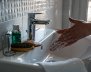 Grifo de agua y manos enjabonadas 
