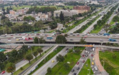 Vista aérea de avenida principal de Bogotá. 