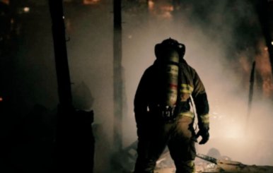 Bombero frente a una conflagración apagada