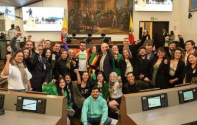 Funcionarios de Profamilia recibiendo la condecoración en el Concejo de Bogotá