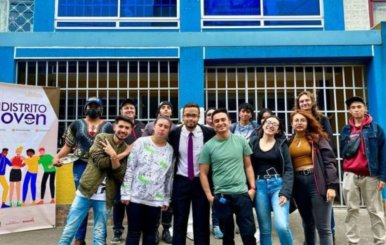Jóvenes de 'Parceros por Bogotá' al frente de una casa azul