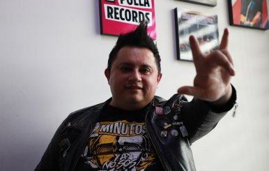 Hombre con chaqueta de cuero negra y mohicano 