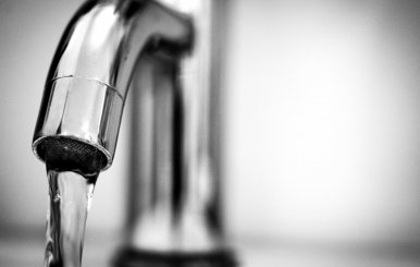 Grifo de agua abierto 