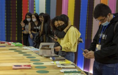 Asistentes a la Feria del Libro de Bogotá