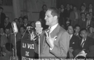 Jorge Eliécer Gaitán dando un discurso