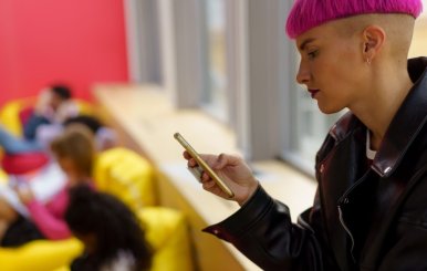 Mujer con celular en la mano