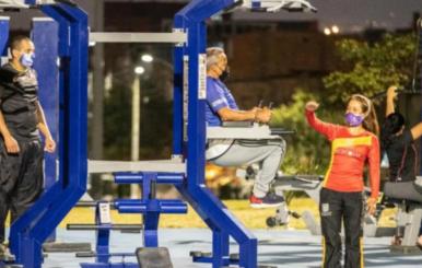 Personas haciendo uso de los gimnasios nocturnos en parques de Bogotá 