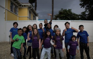 Niños de Generación Eureka reunidos posando frente a la cámara
