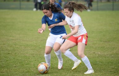 Jóvenes jugando en el  Torneo de Fútbol de las Mujeres de Bogotá