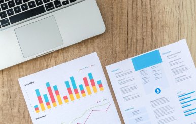 Escritorio con documentos de estadística y papeleos alusivos al desempleo 
