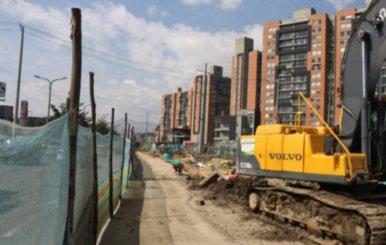 Imagen de una máquina retroexcavadora en una vía destapada de la ciudad