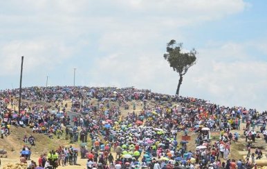Gente conglomerada al lado del palo del ahorcado, en Ciudad Bolívar