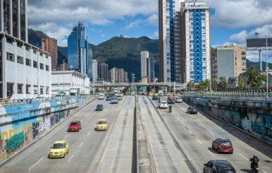 Calle 26 en Bogotá con algunos carros transitando. 