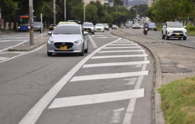 Vehículos transitando por una vía principal de Bogotá