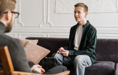 Niño hablando sobre su salud mental