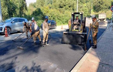 Trabajadores pavimentando una calle