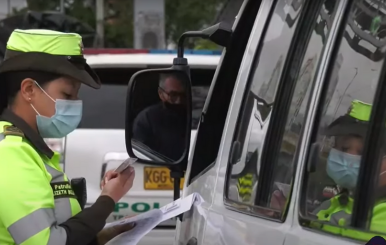 Policía de tránsito revisa licencia de conducción