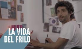 Portada del primer capítulo de la serie Frilos. Se ve a Germán, el protagonista sentado en pijama en un sillón.