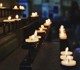 Un altar lleno de velas encendidas