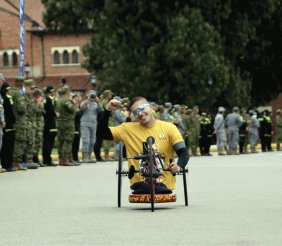 Un hombre en silla de ruedas sobre una calle