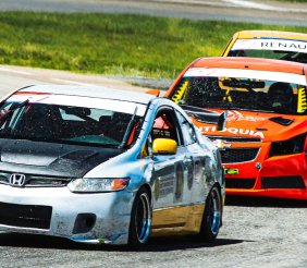 Autos de carrera en una pista