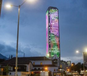 Vista de un edificio iluminado de noche 