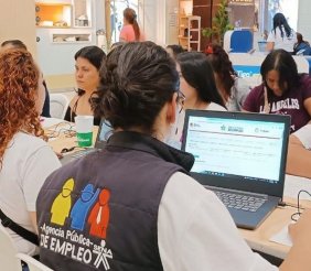Una mujer en un escritorio con un computador