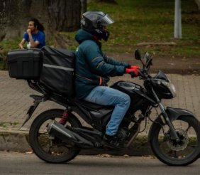 Un hombre sobre una moto negra